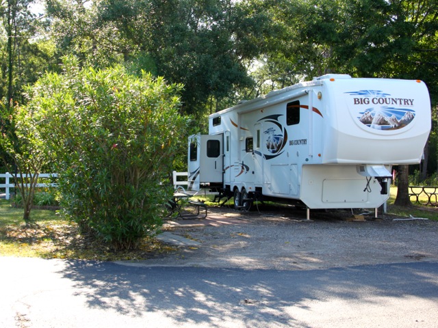 Woodland Lakes RV Park has affordable back-in sites.